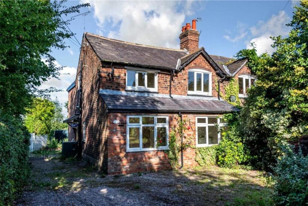 Charming Cottage Getaway In Altrincham Ngoại thất bức ảnh