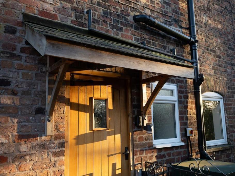 Charming Cottage Getaway In Altrincham Ngoại thất bức ảnh
